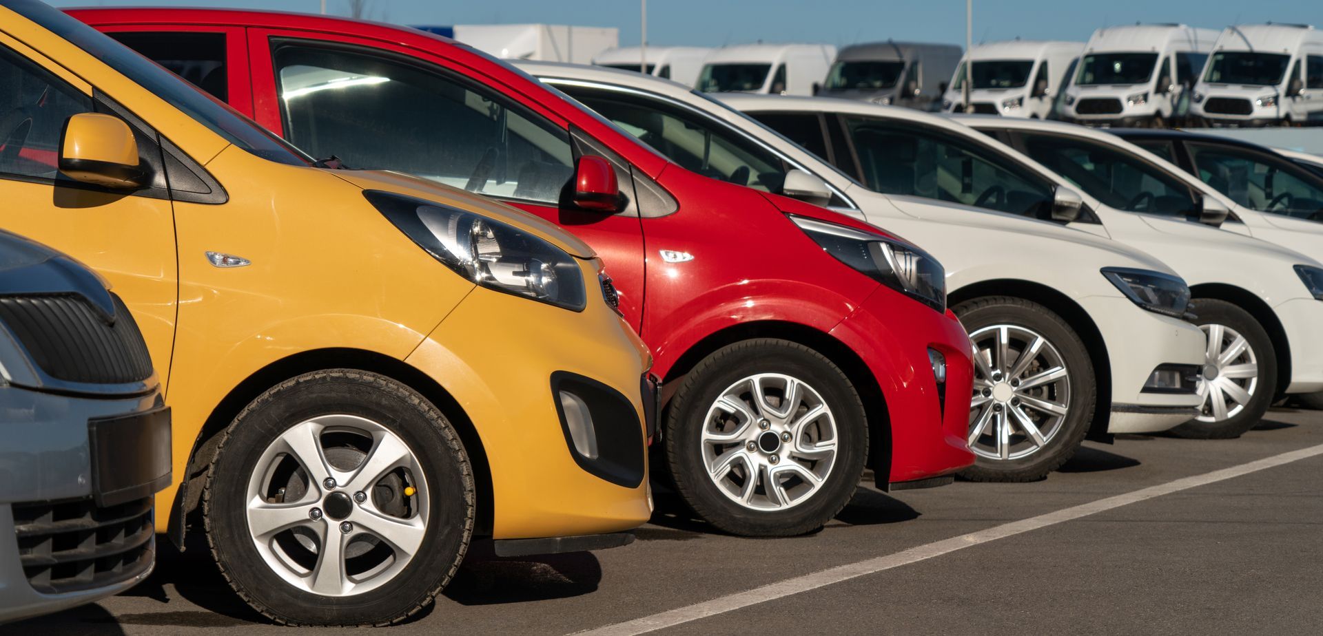 Des véhicules d'occasion alignés