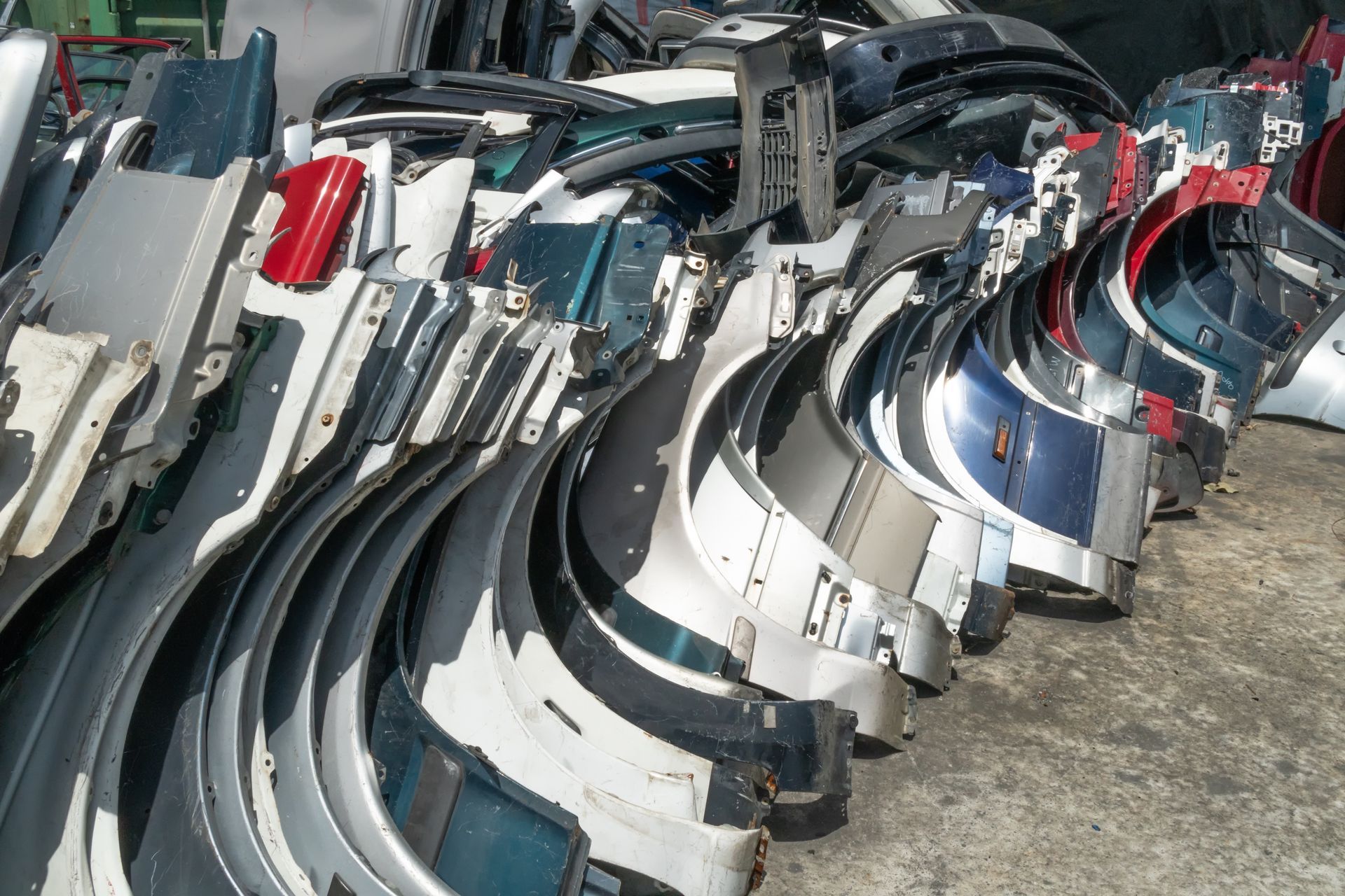 Pièces de carrosserie auto en attente de recyclage