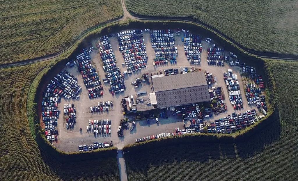 Casse auto en forme de voiture vue du ciel.