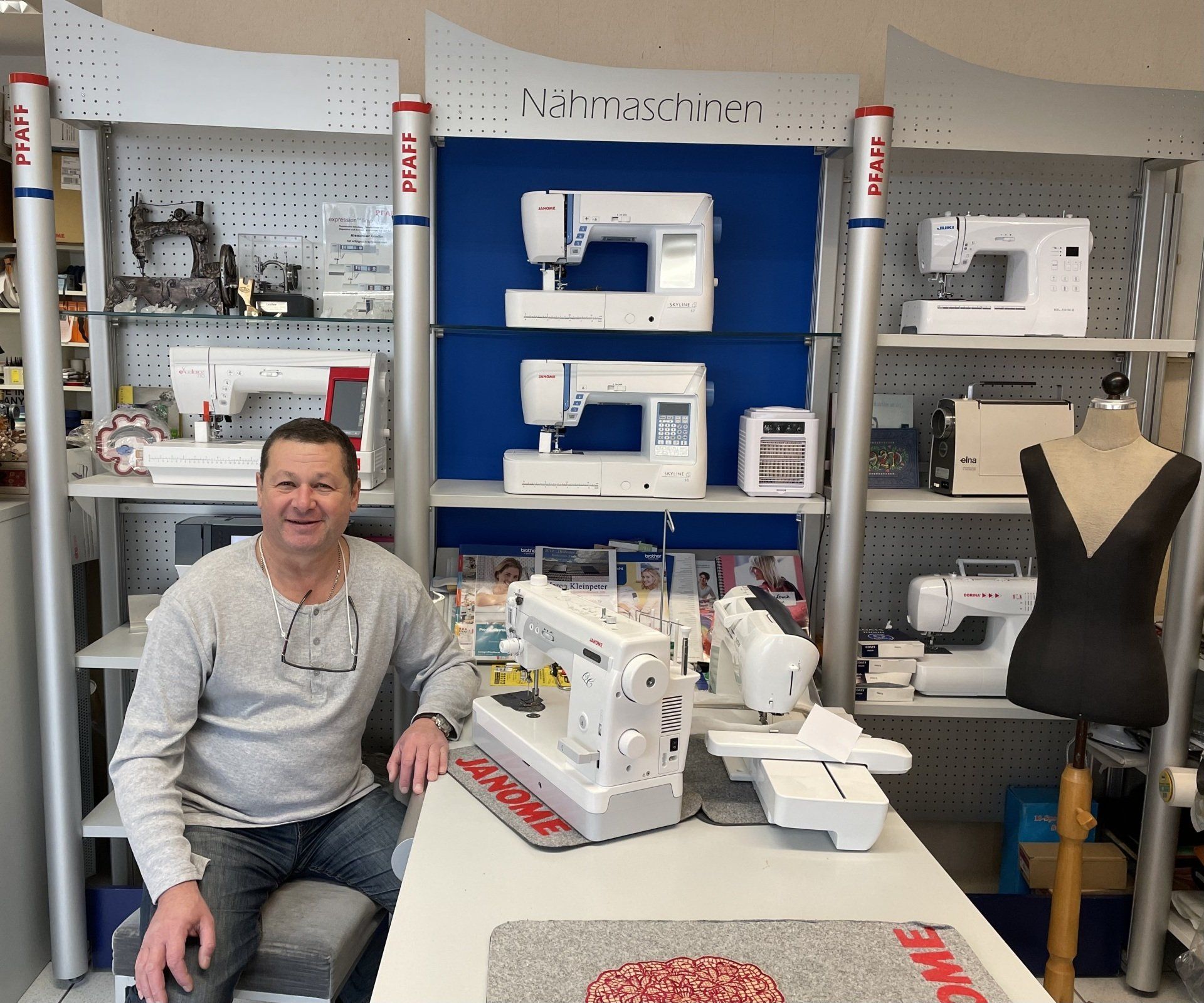 Herr Gindin in seinem Nähmaschinen Geschäft