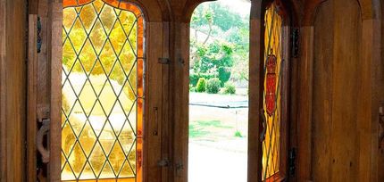 Una puerta de madera con una vidriera en ella.
