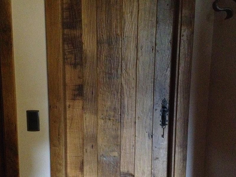 Un primer plano de una puerta de madera en una habitación.