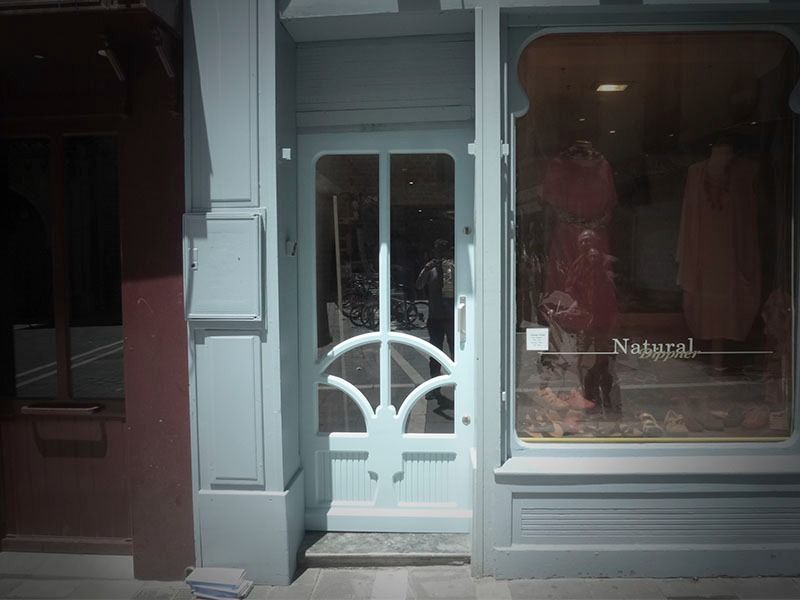 Un escaparate con la palabra natural en la ventana.