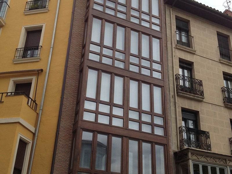 Un edificio con muchas ventanas y balcones