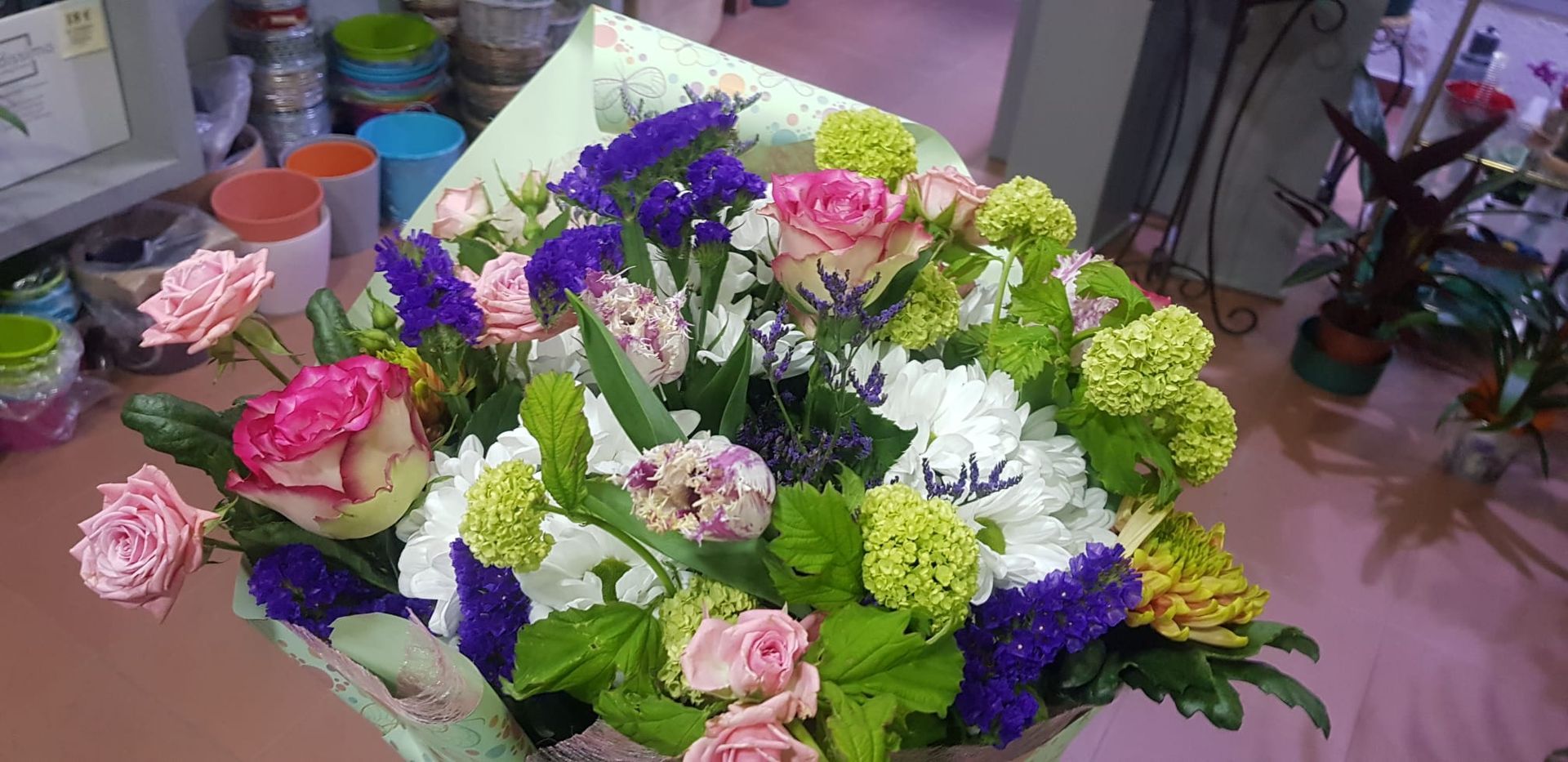 Un ramo de flores está sobre una mesa.