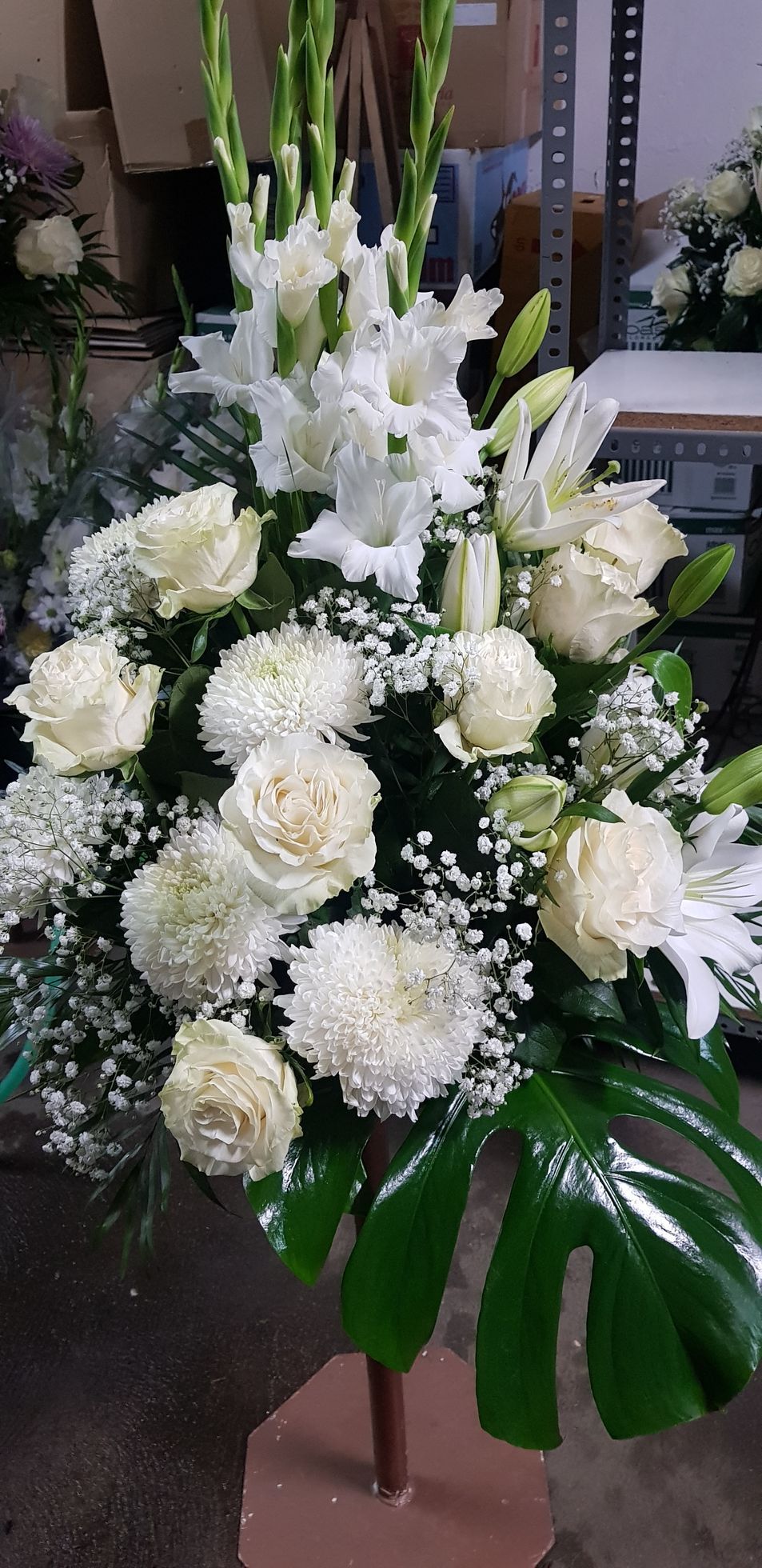 Un gran ramo de flores blancas está sobre una mesa.