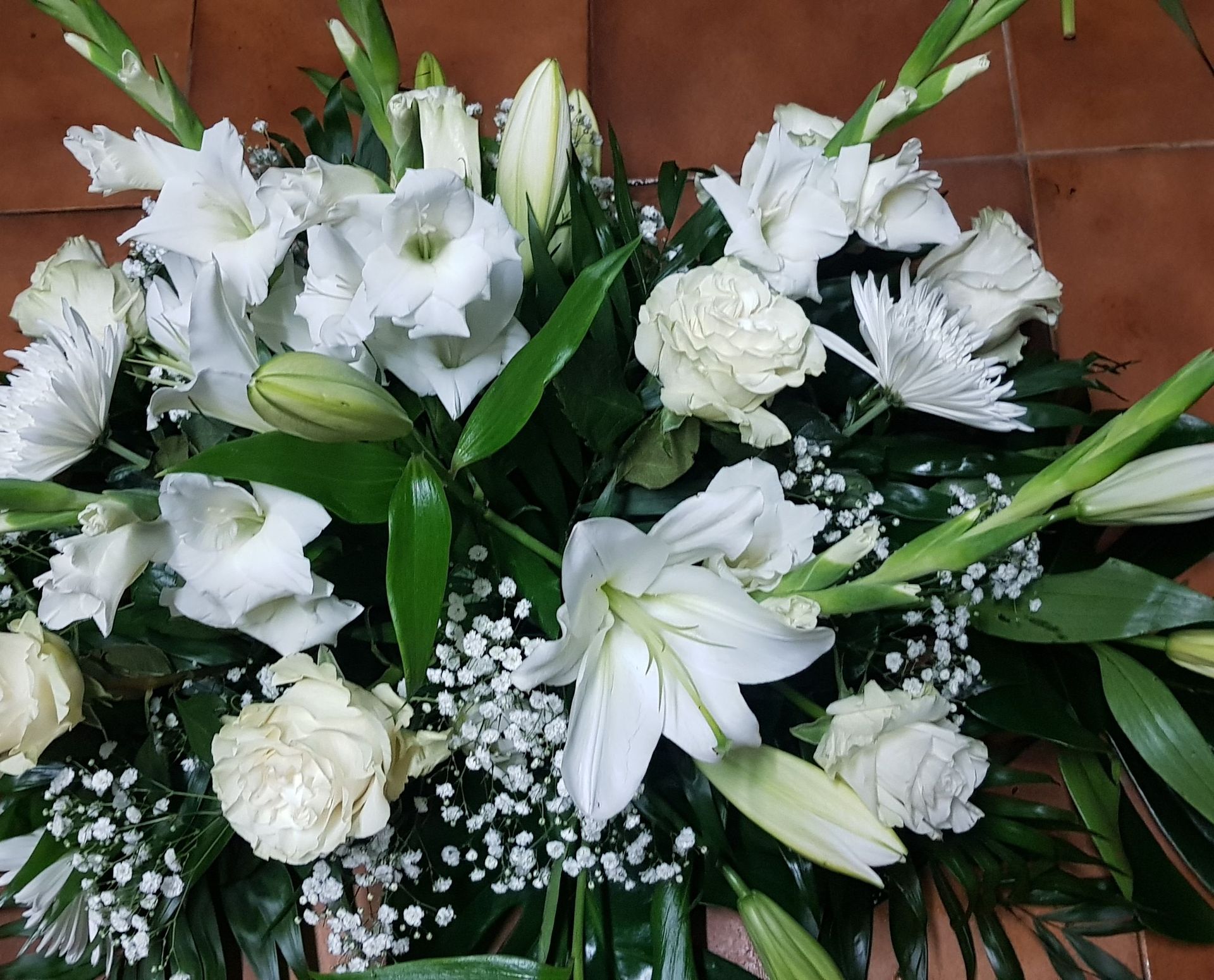 Un ramo de flores blancas con aliento de bebé.