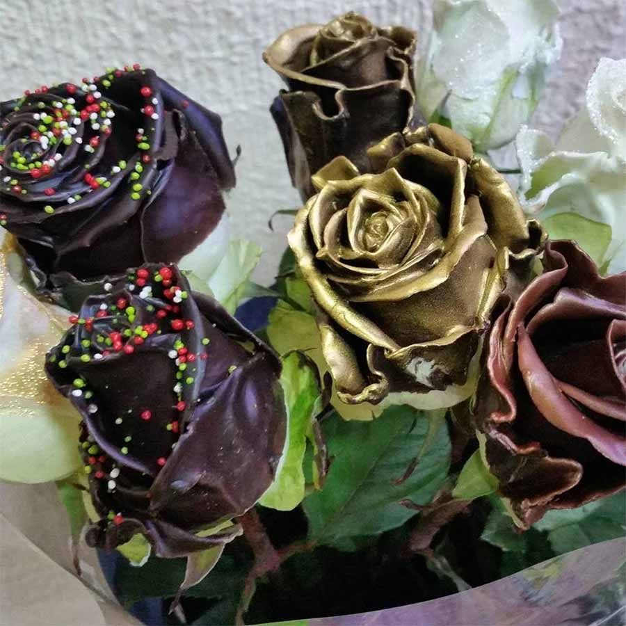 Un ramo de rosas cubiertas de chocolate con chispas encima.