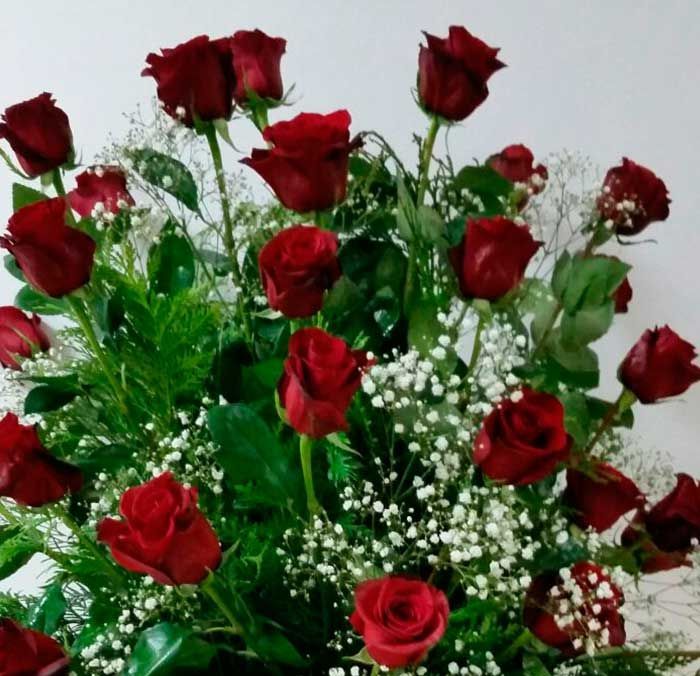 Un gran ramo de rosas rojas y gitanos.