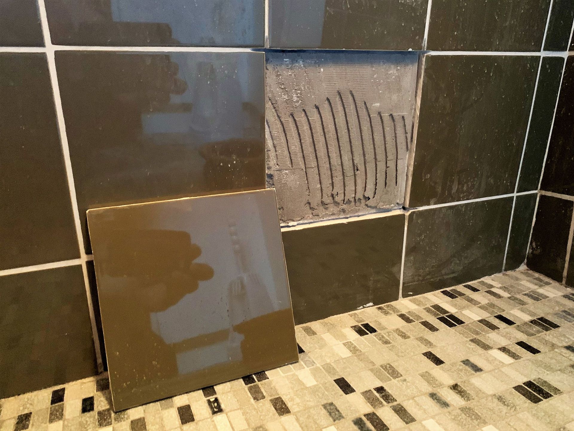 Fliese von Badewannenschürze - Aqua Control AG Bad Ragaz