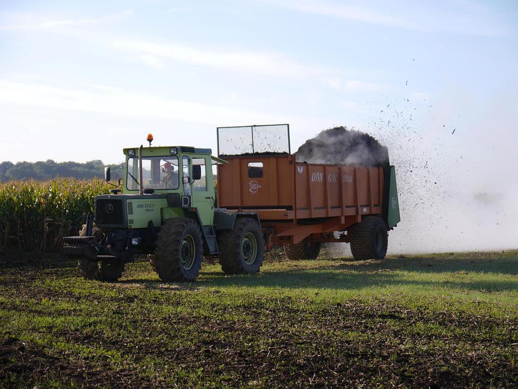 Tracteur pour l'épendage du compost