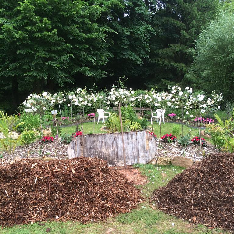 Tas de bois fragmenté sur un parterre