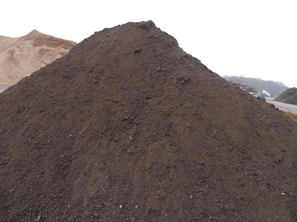 Tas de terre végétale