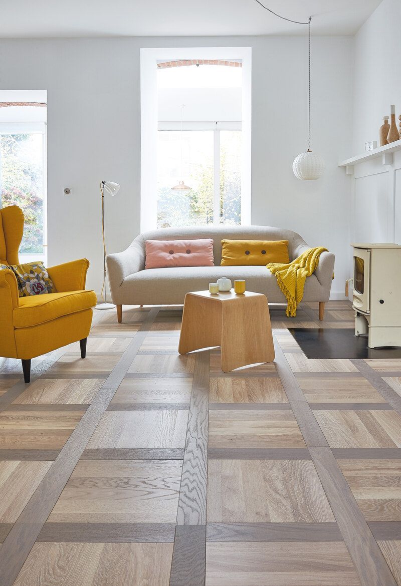 Un salon avec un canapé , une chaise , une table et une cheminée.