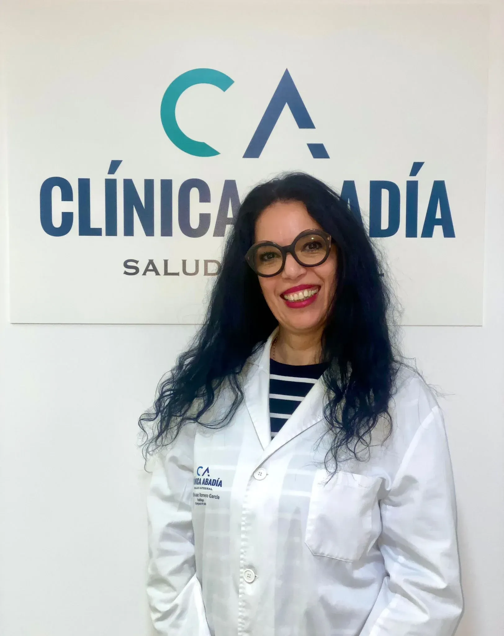 Una persona reclinada en un sofá hablando con un terapeuta que está tomando notas.