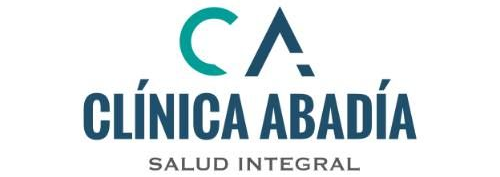 Logotipo para Cl&iacute;nica Abad&iacute;a, una cl&iacute;nica m&eacute;dica, con "CA"  sobre el nombre de la cl&iacute;nica en azul y el lema "Salud Integral".