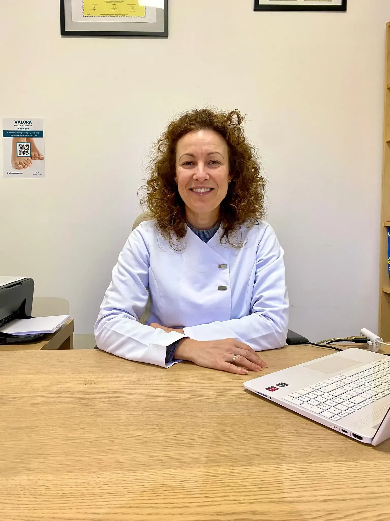 Una persona reclinada en un sofá hablando con un terapeuta que está tomando notas.