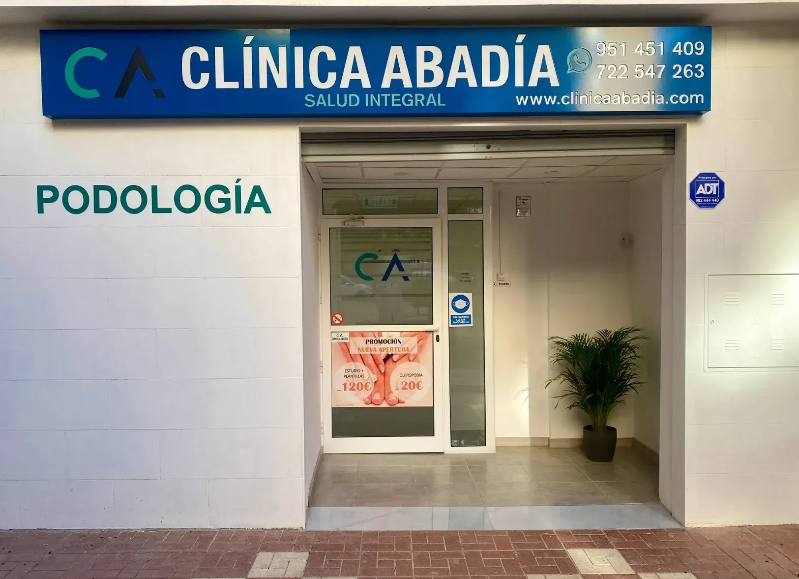 Entrada de la clínica con letreros de 