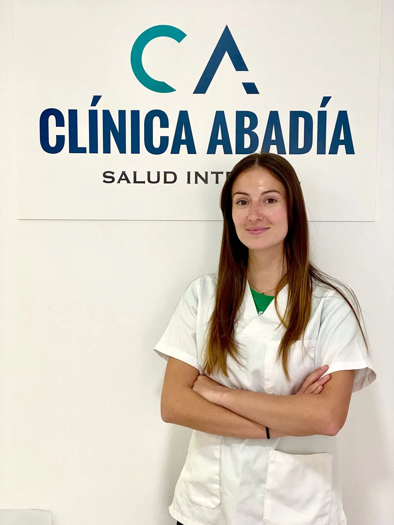 Una persona reclinada en un sofá hablando con un terapeuta que está tomando notas.