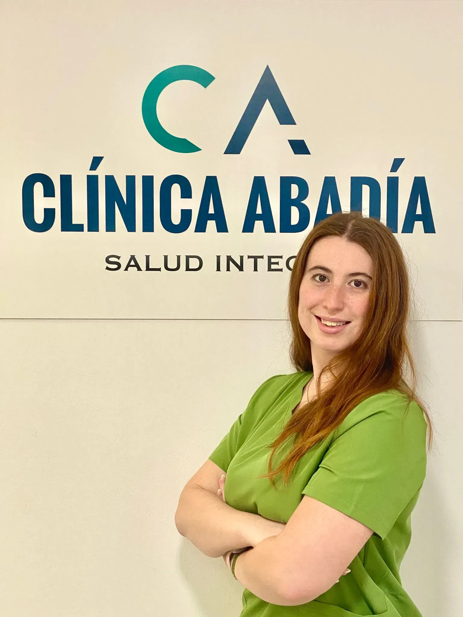 Una persona reclinada en un sofá hablando con un terapeuta que está tomando notas.