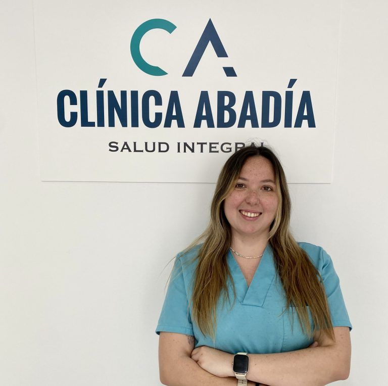 Una persona reclinada en un sofá hablando con un terapeuta que está tomando notas.