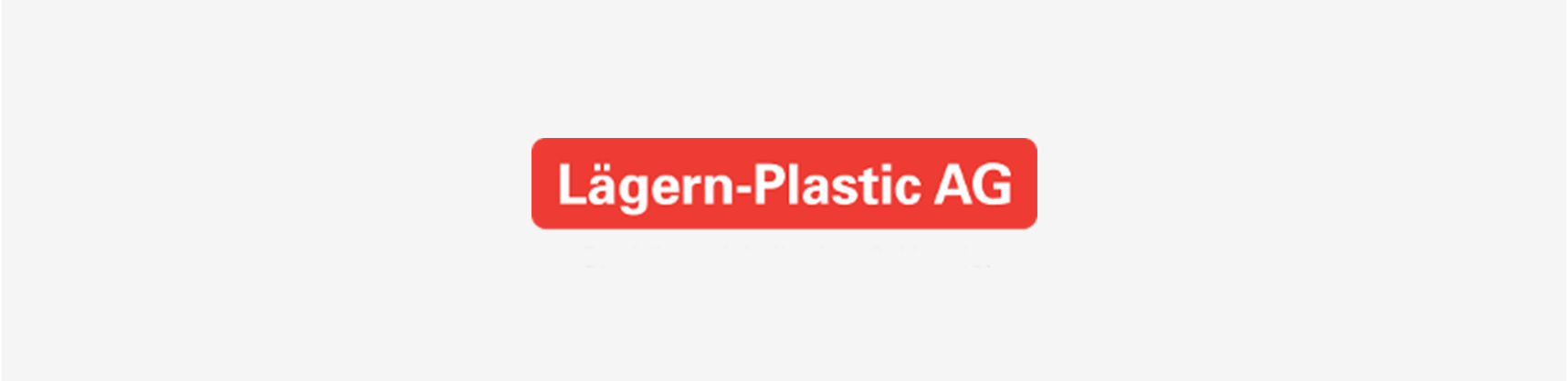 Ein roter Knopf mit der Aufschrift „Lager Plastic AG“ auf weißem Hintergrund