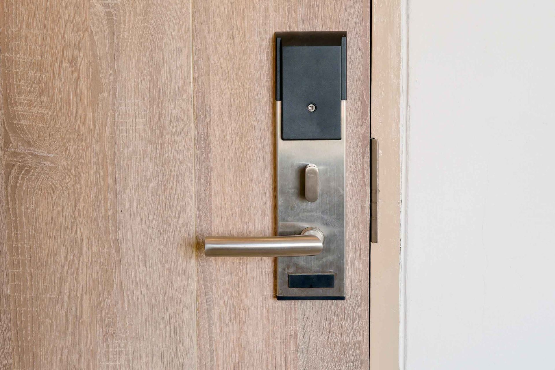 Un primer plano de una puerta de hotel con cerradura digital.