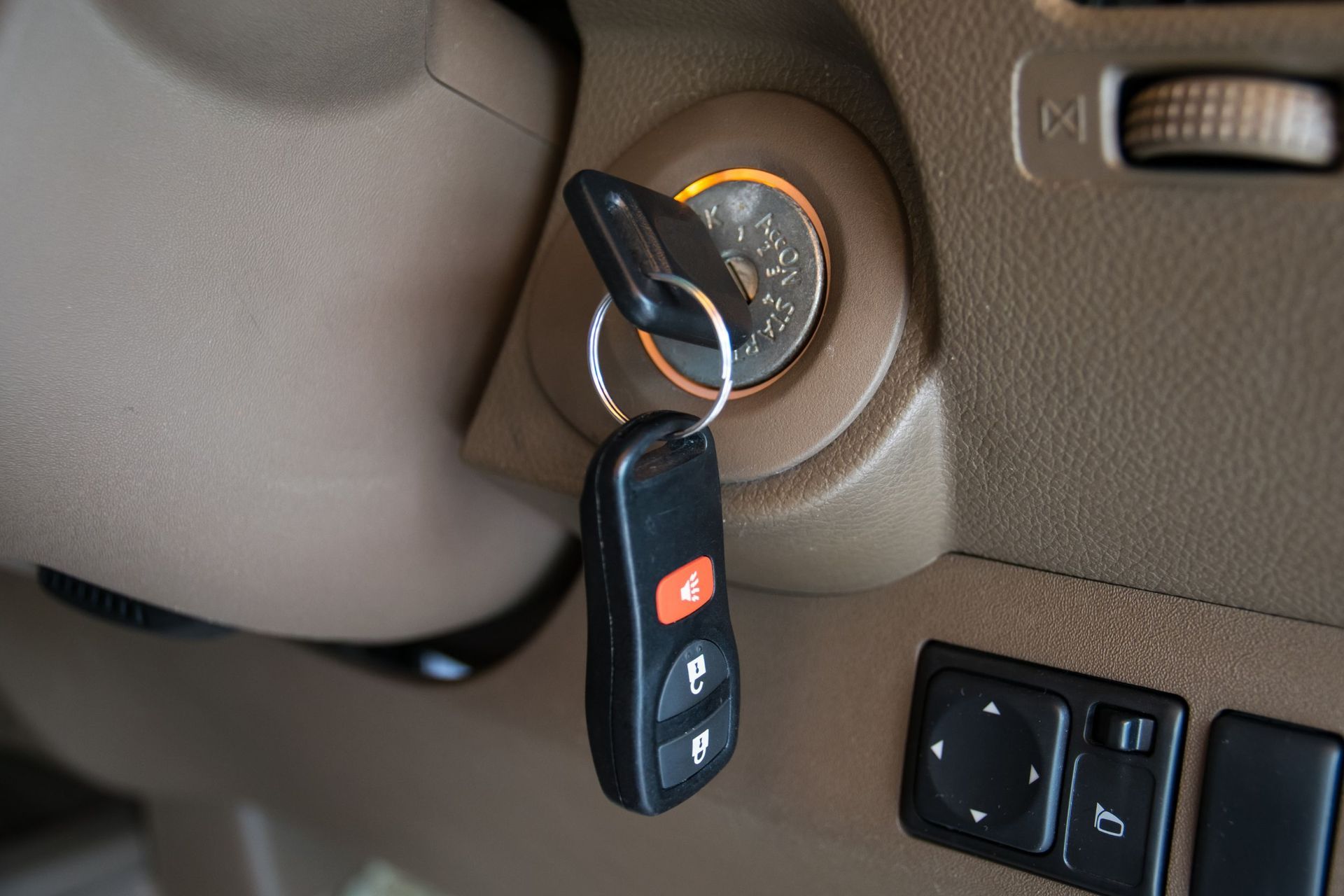 Una llave de coche está en el encendido de un coche.