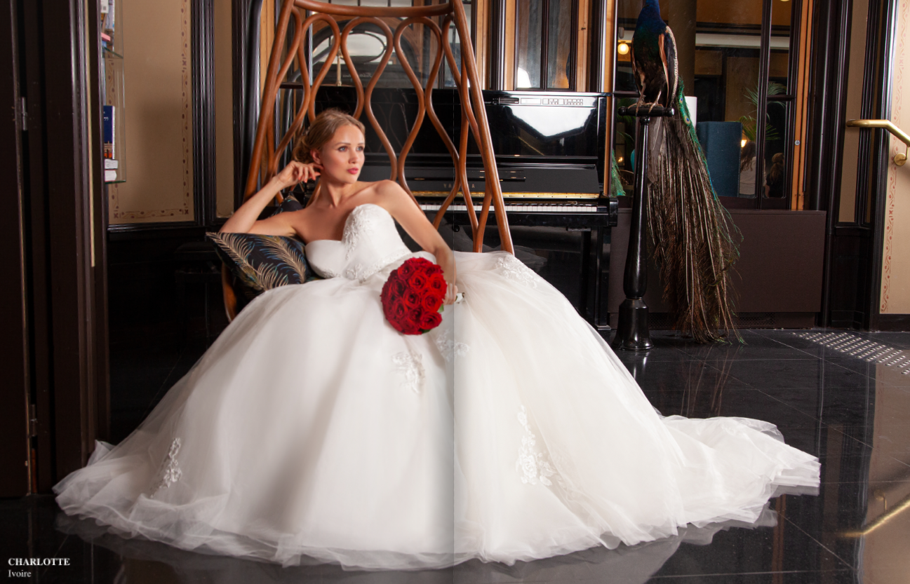 Femme avec robe de mariée blanche et bouquet de roses rouges