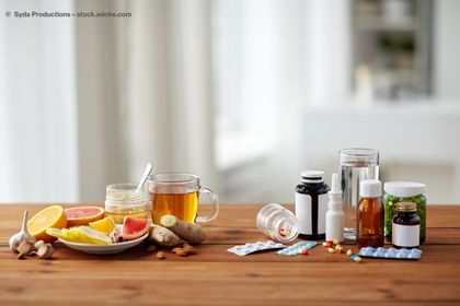 Ein Tisch mit Obst, Honig, Medikamenten und Erkältungsmittel