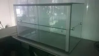 Uma vitrine de vidro sobre um balcão.