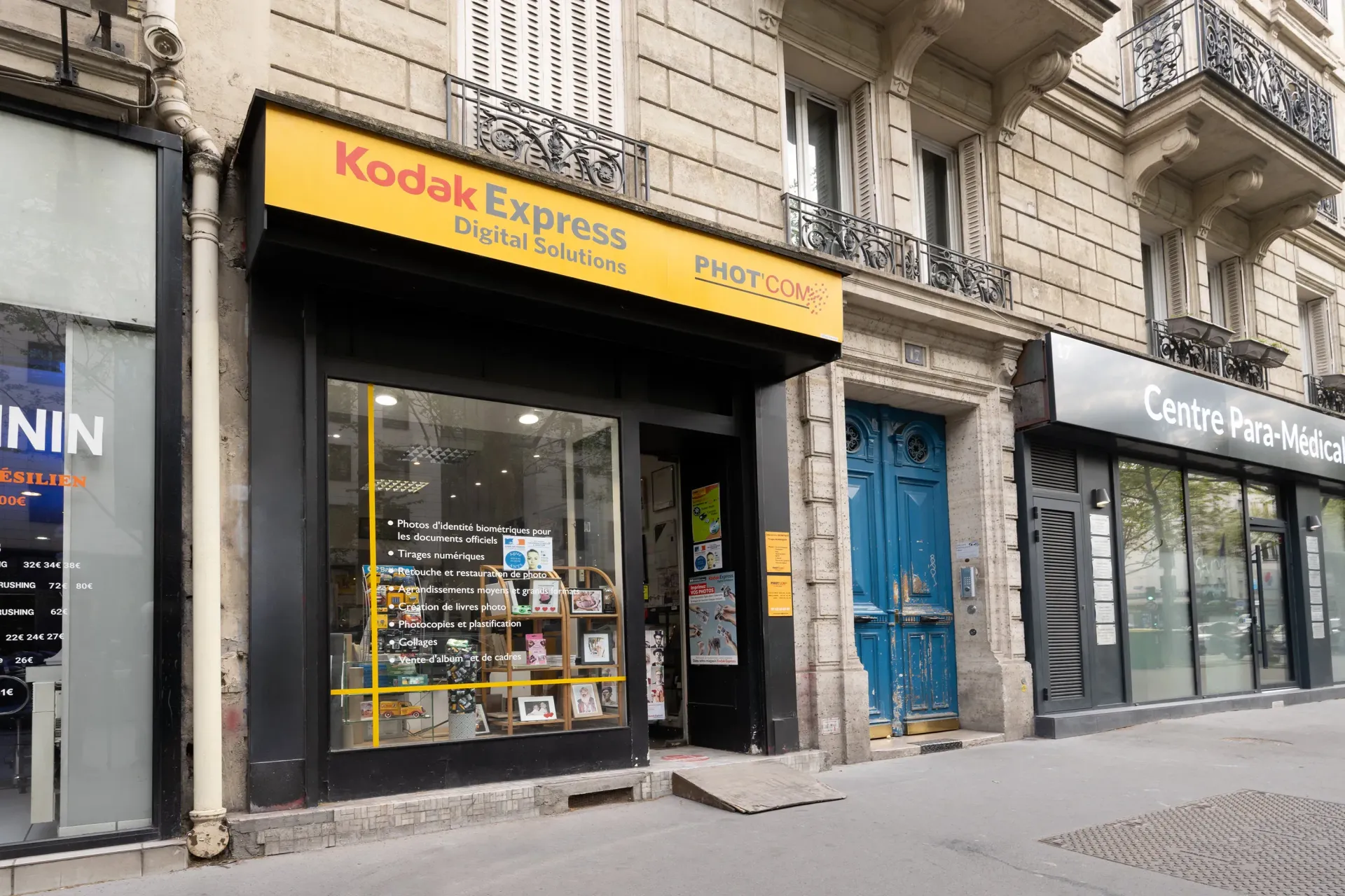 Vue de biais de la façade PHOTCOM