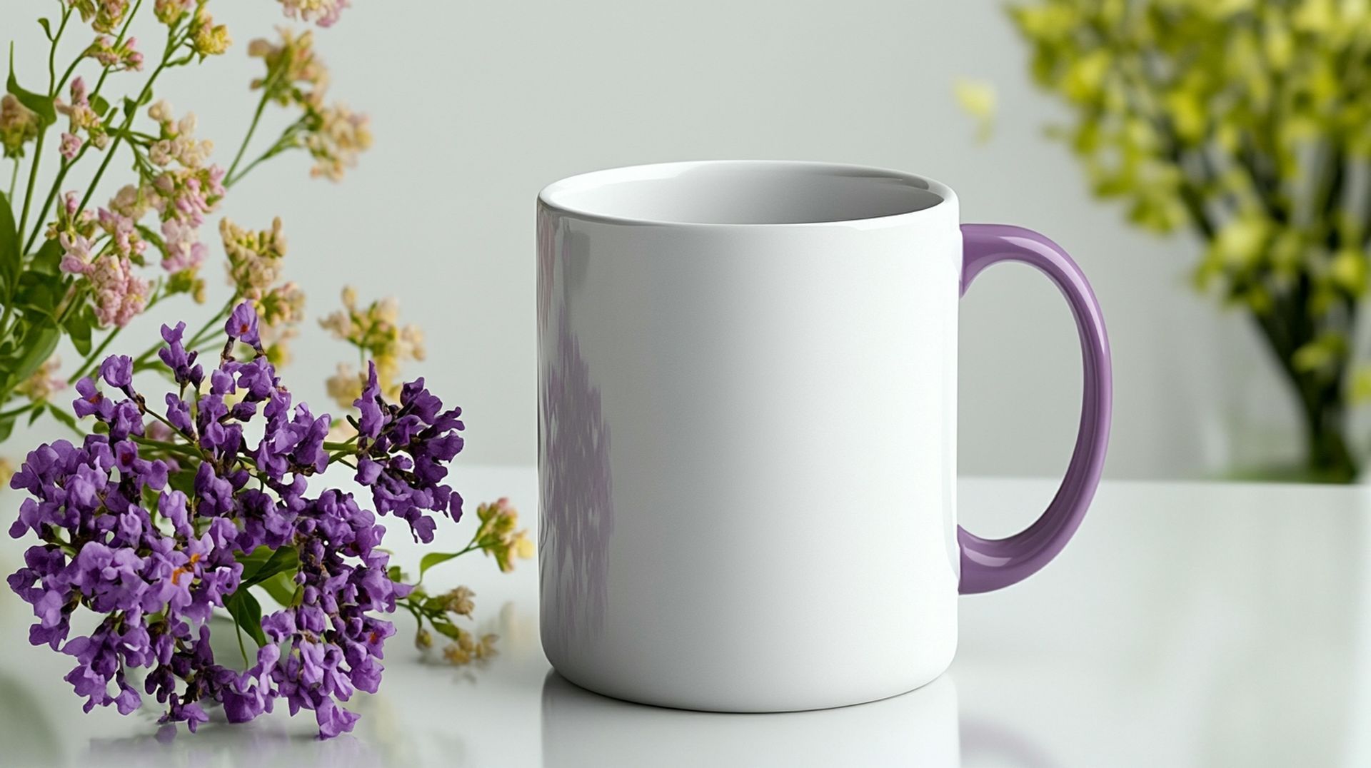 Une tasse bleue et blanche