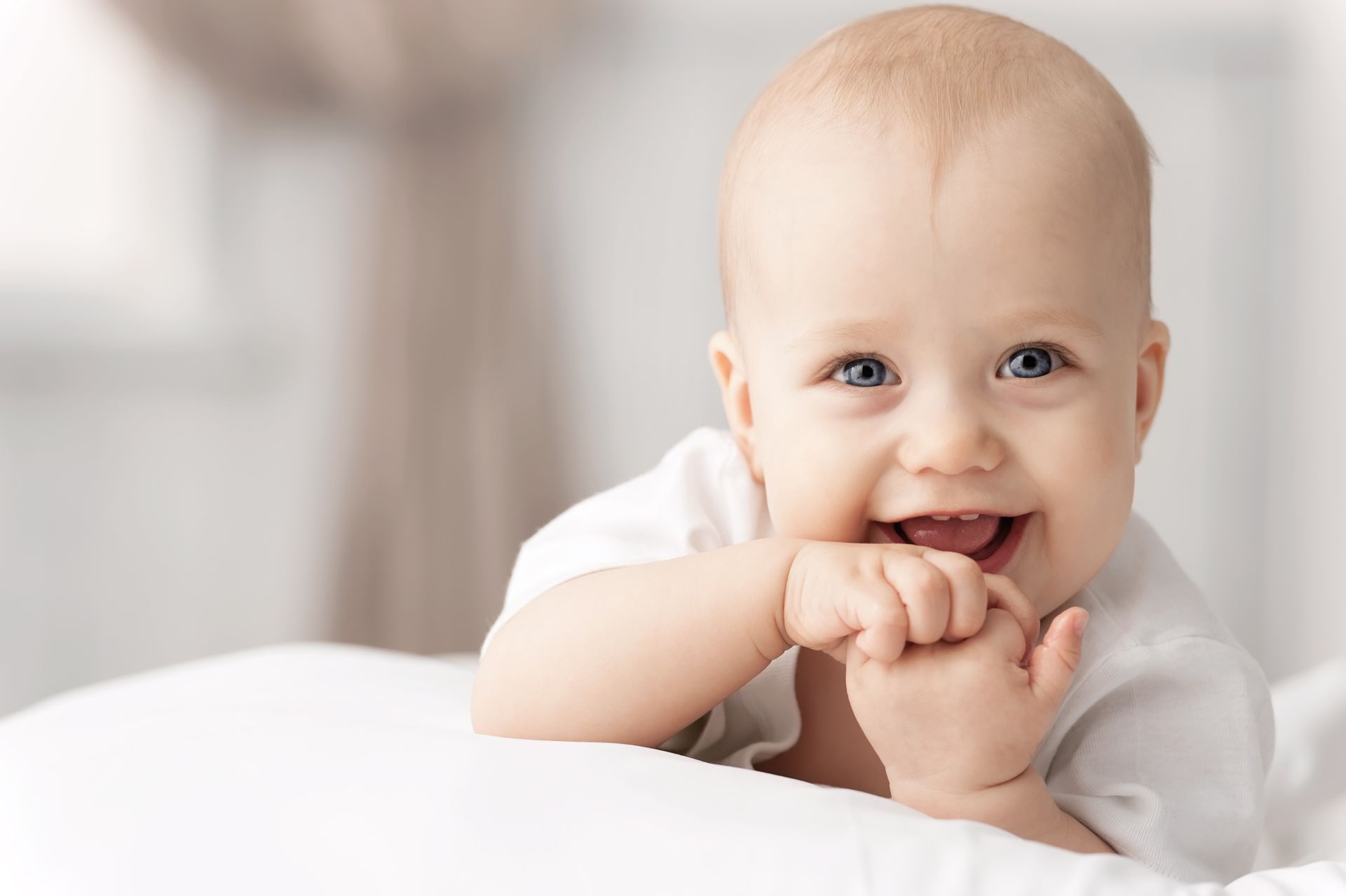 Bébé qui sourit