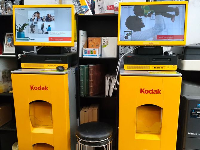 2 bornes Kodak jaunes et rouges