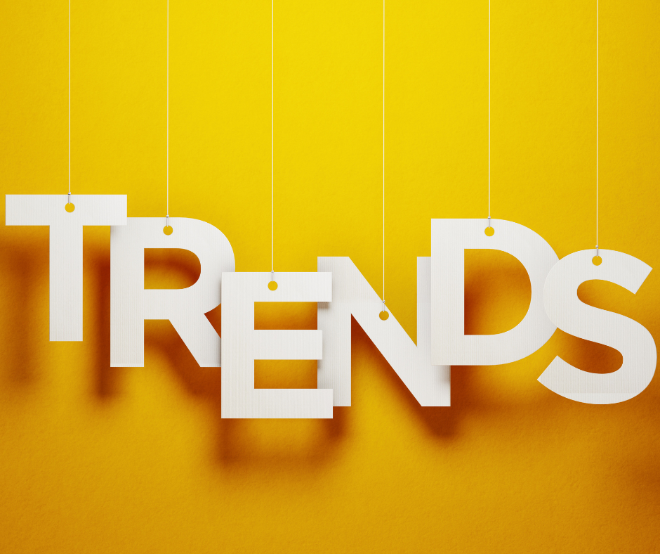 La palabra tendencias cuelga de una cuerda sobre un fondo amarillo.