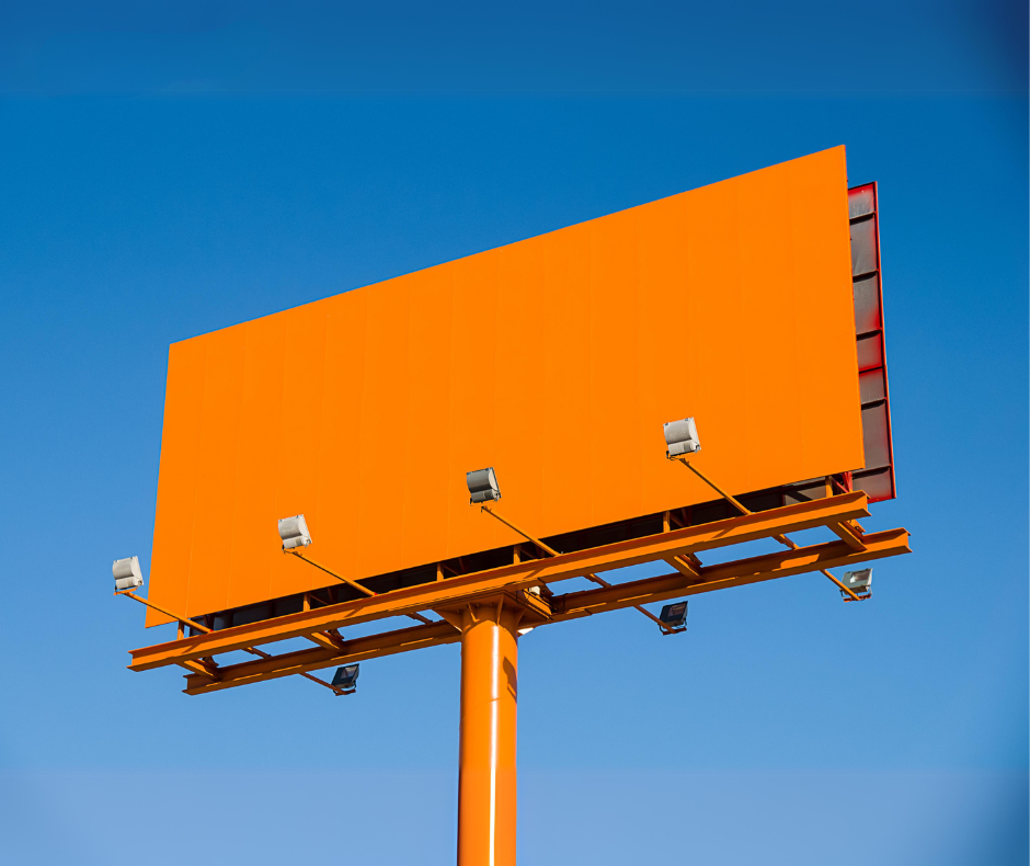 Un cartel naranja contra un cielo azul.