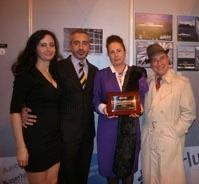 Un grupo de personas de pie una al lado de la otra sosteniendo una placa.