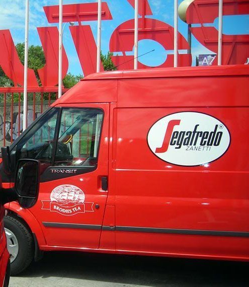 Una furgoneta roja con la palabra Segafredo.