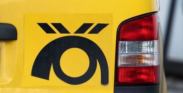 La parte trasera de una camioneta amarilla con la letra o en ella
