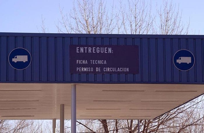 Un edificio azul con un cartel que dice entregan
