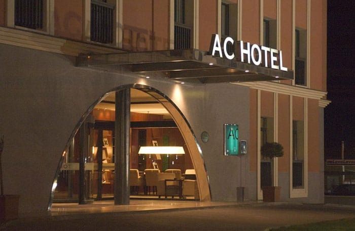 El hotel con aire acondicionado está iluminado por la noche.
