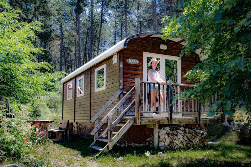 Une roulotte entourée de nature