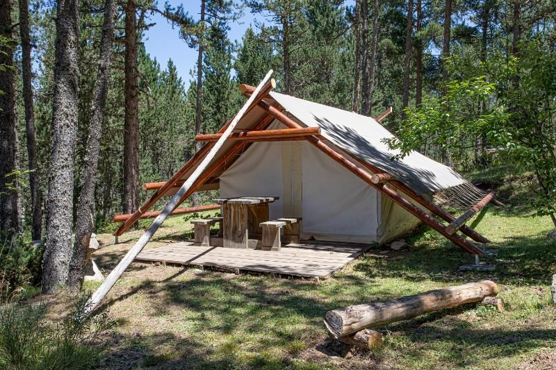 Une tente de trappeur avec cheminée de poêle