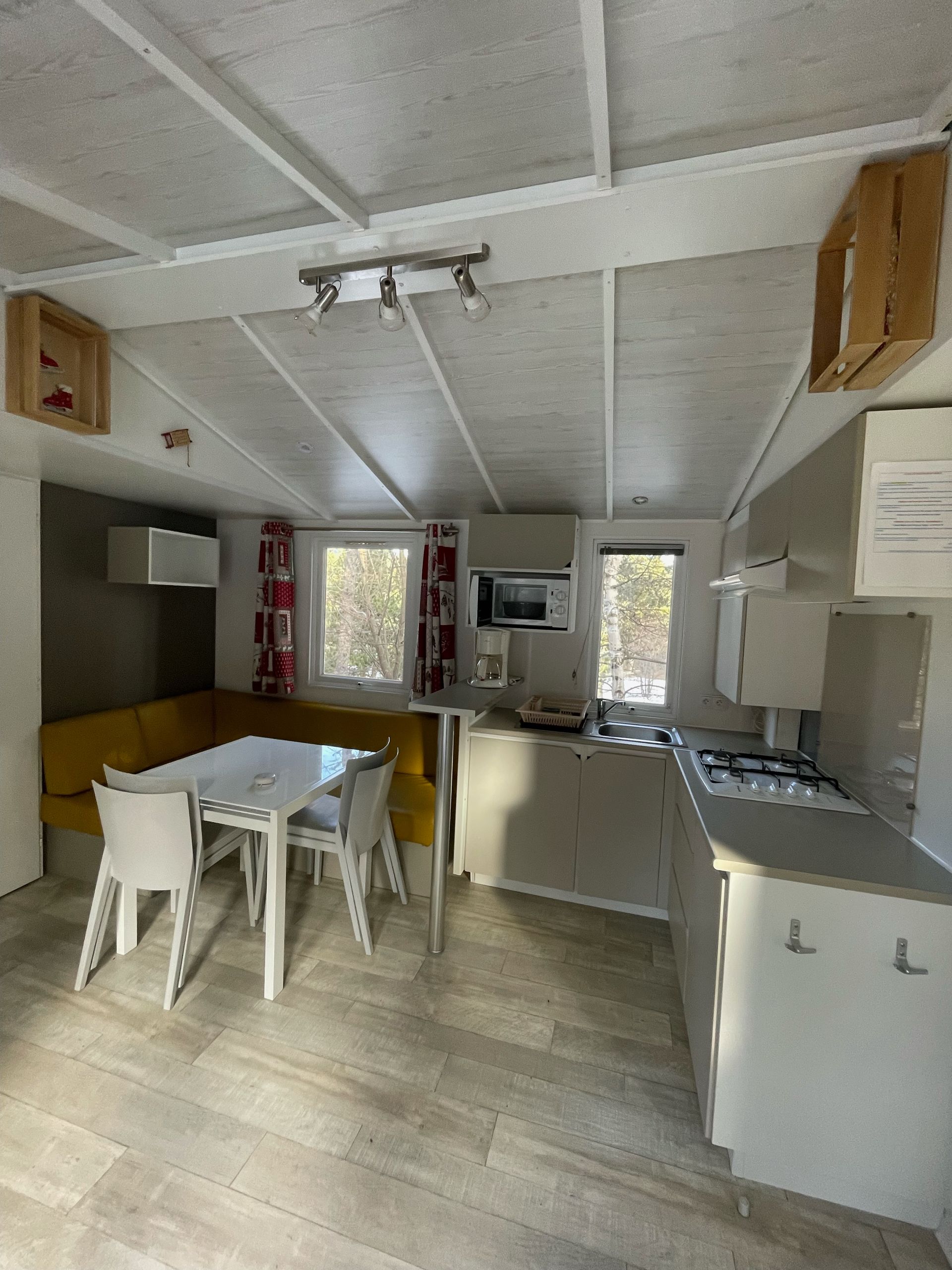 L'intérieur d'un chalet mobile tout équipé