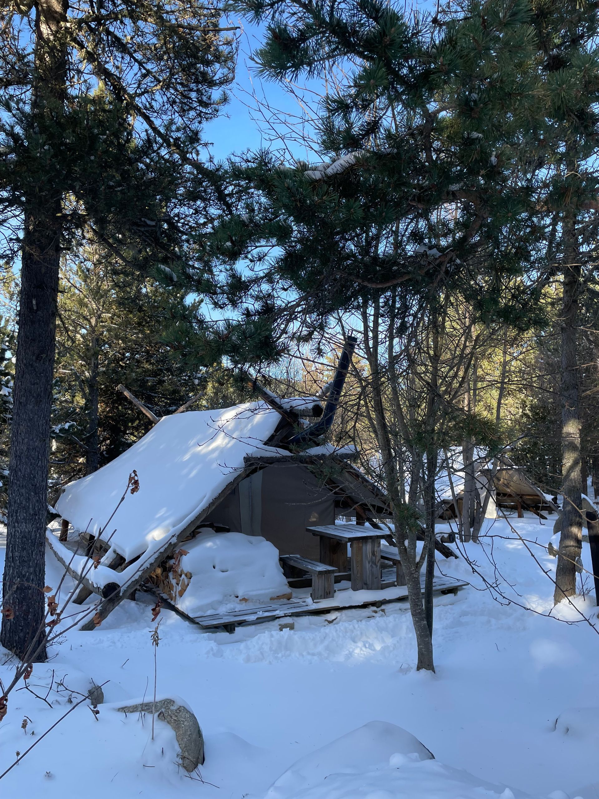 Tente de trappeur en hiver sous la neige