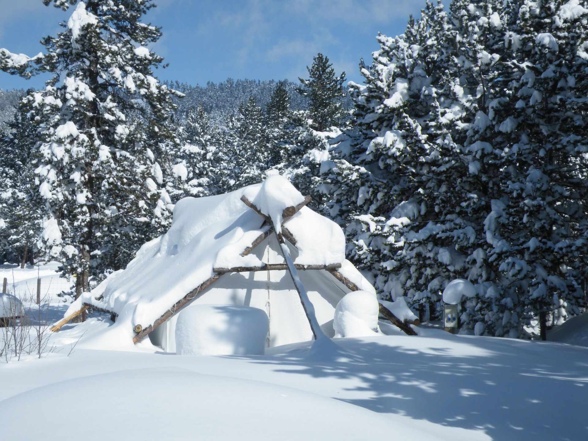 Une tente sous la neige