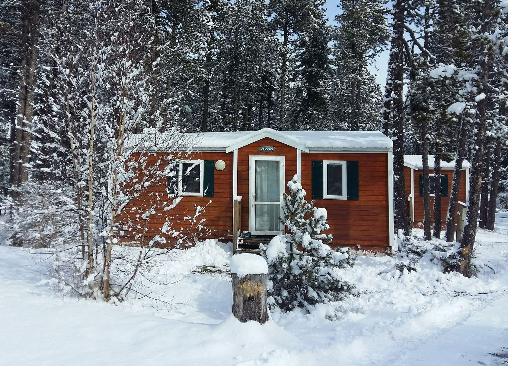 Un chalet sous la neige