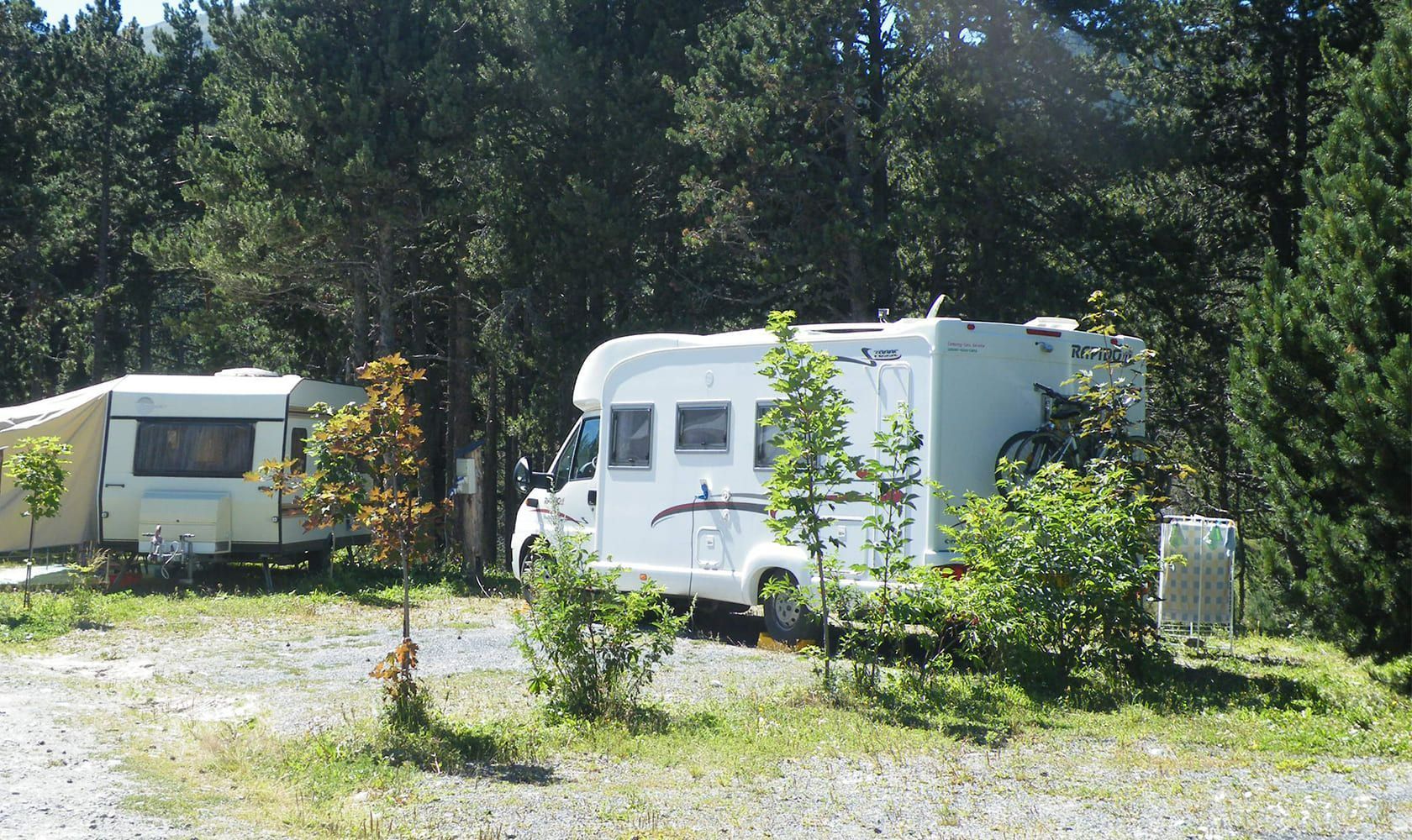 Deux camping-cars stationnés