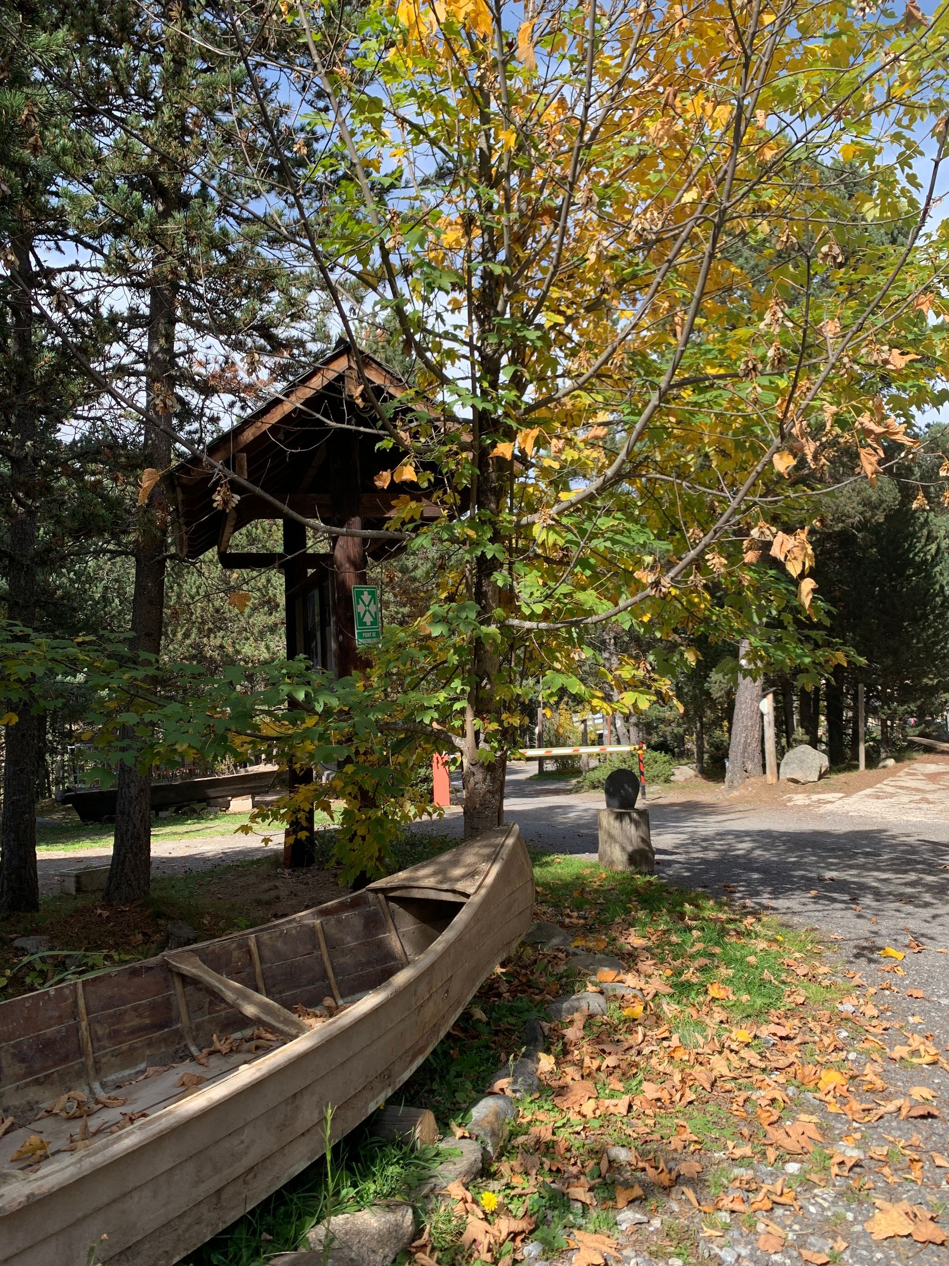 Un cänoé posé au sol